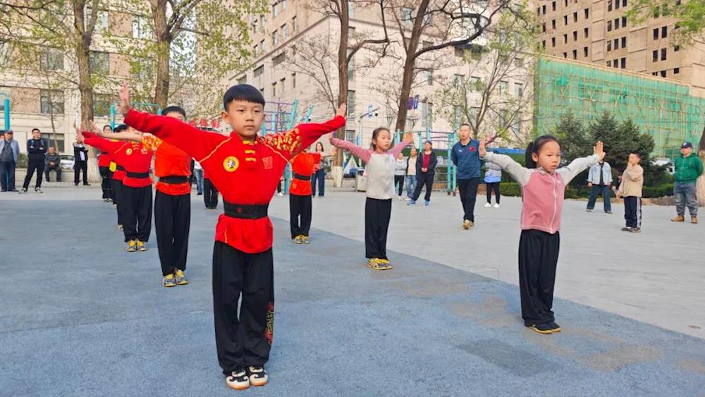 本溪市少年儿童体育学校武术队进公园